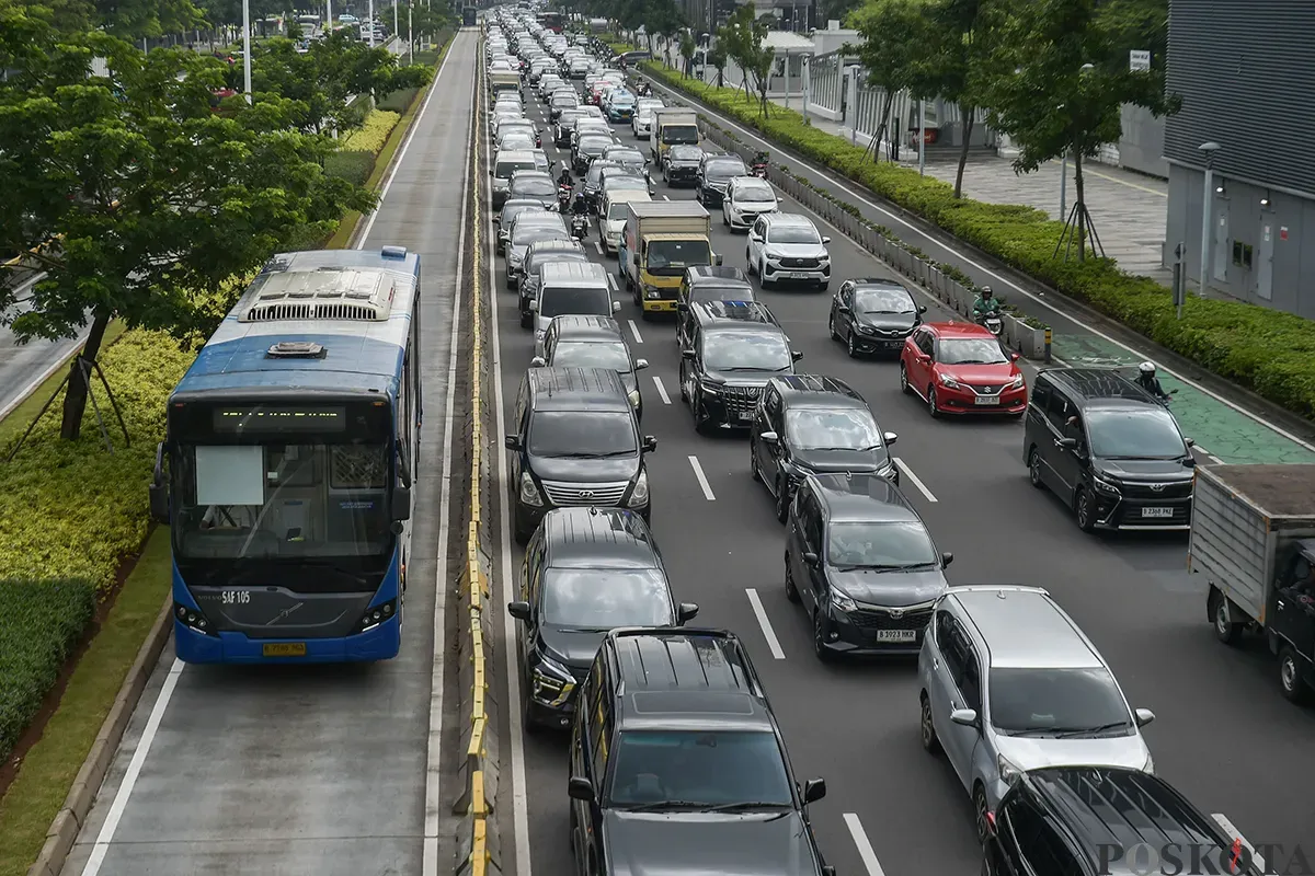 Bus Transjakarta koridor 1 Blok M-Kota melintas di Jalan Jenderal Sudirman, Jakarta, Jumat, 17 Januari 2025. (Sumber: Poskota/Bilal Nugraha Ginanjar)