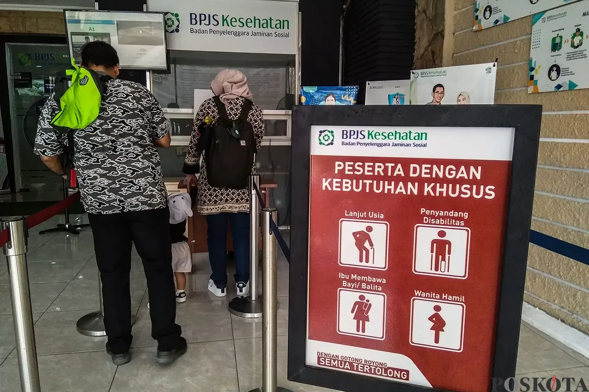 Warga mengantre layanan dari petugas Badan Penyelenggara Jaminan Sosial (BPJS) di Kantor BPJS, Matraman Jakarta Pusat, Jumat, 17 Januari 2025. (Sumber: Poskota/Bilal Nugraha Ginanjar)