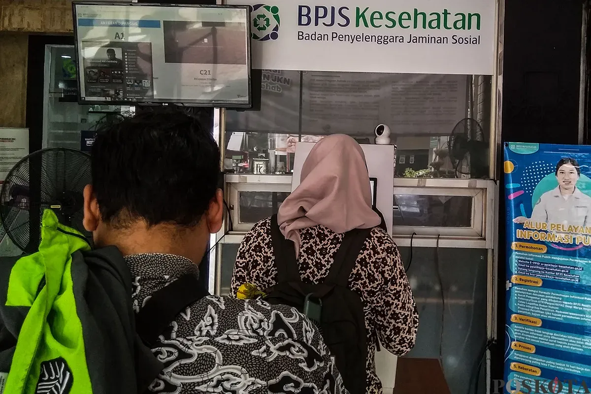 Warga mengantre layanan dari petugas Badan Penyelenggara Jaminan Sosial (BPJS) di Kantor BPJS, Matraman Jakarta Pusat, Jumat, 17 Januari 2025. (Sumber: Poskota/Bilal Nugraha Ginanjar)