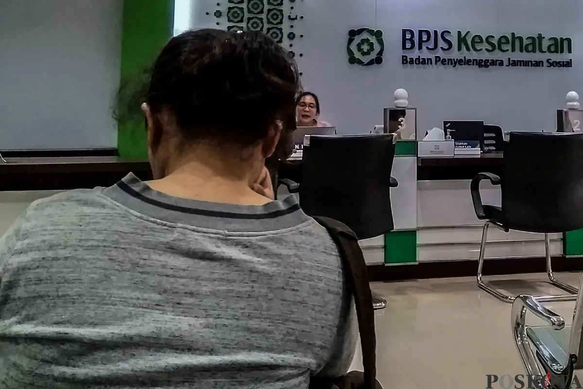 Warga mengantre layanan dari petugas Badan Penyelenggara Jaminan Sosial (BPJS) di Kantor BPJS, Matraman Jakarta Pusat, Jumat, 17 Januari 2025. (Sumber: Poskota/Bilal Nugraha Ginanjar)
