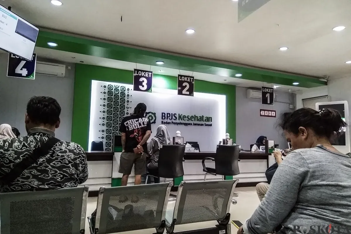 Warga mengantre layanan dari petugas Badan Penyelenggara Jaminan Sosial (BPJS) di Kantor BPJS, Matraman Jakarta Pusat, Jumat, 17 Januari 2025. (Sumber: Poskota/Bilal Nugraha Ginanjar)