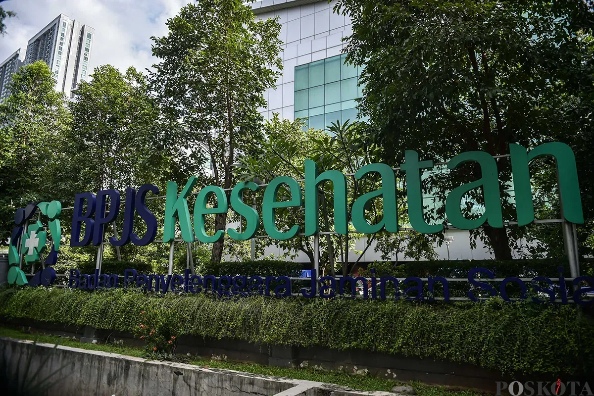 Warga mengantre layanan dari petugas Badan Penyelenggara Jaminan Sosial (BPJS) di Kantor BPJS, Matraman Jakarta Pusat, Jumat, 17 Januari 2025. (Sumber: Poskota/Bilal Nugraha Ginanjar)
