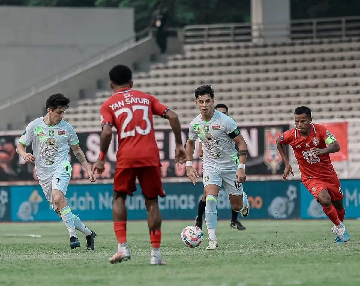 Malut United vs Persebaya. (Foto: Instagram/@officialpersebaya)