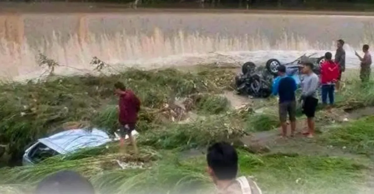 Tiga unit kendaraan terbawa hanyut oleh banjir bandang di Cirebon dan menyebabkan ribuan rumah terendam. (Sumber: infocirebon)