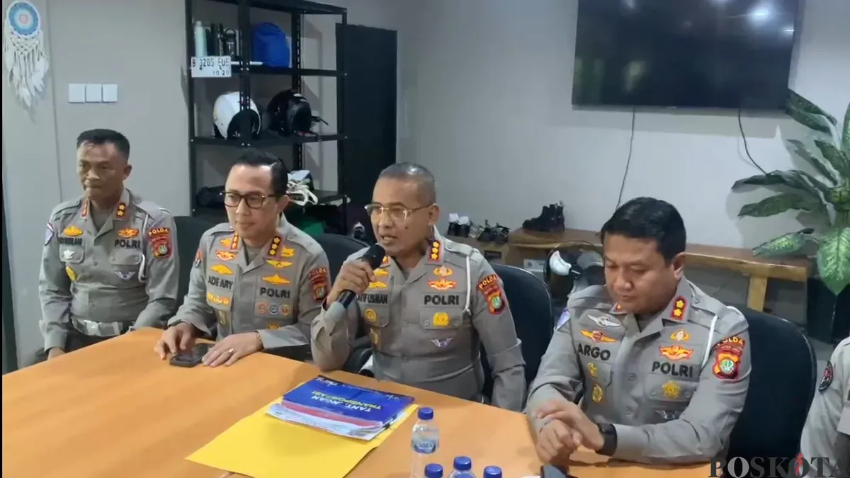 Dirlantas Polda Metro Jaya Kombes Pol Latif Usman (tiga dari kiri) saat memberikan keterangan kepada awak media di Polda Metro Jaya, Jakarta Selatan, Jumat, 17 Januari 2025. (Sumber: Poskota/Ali Mansur)