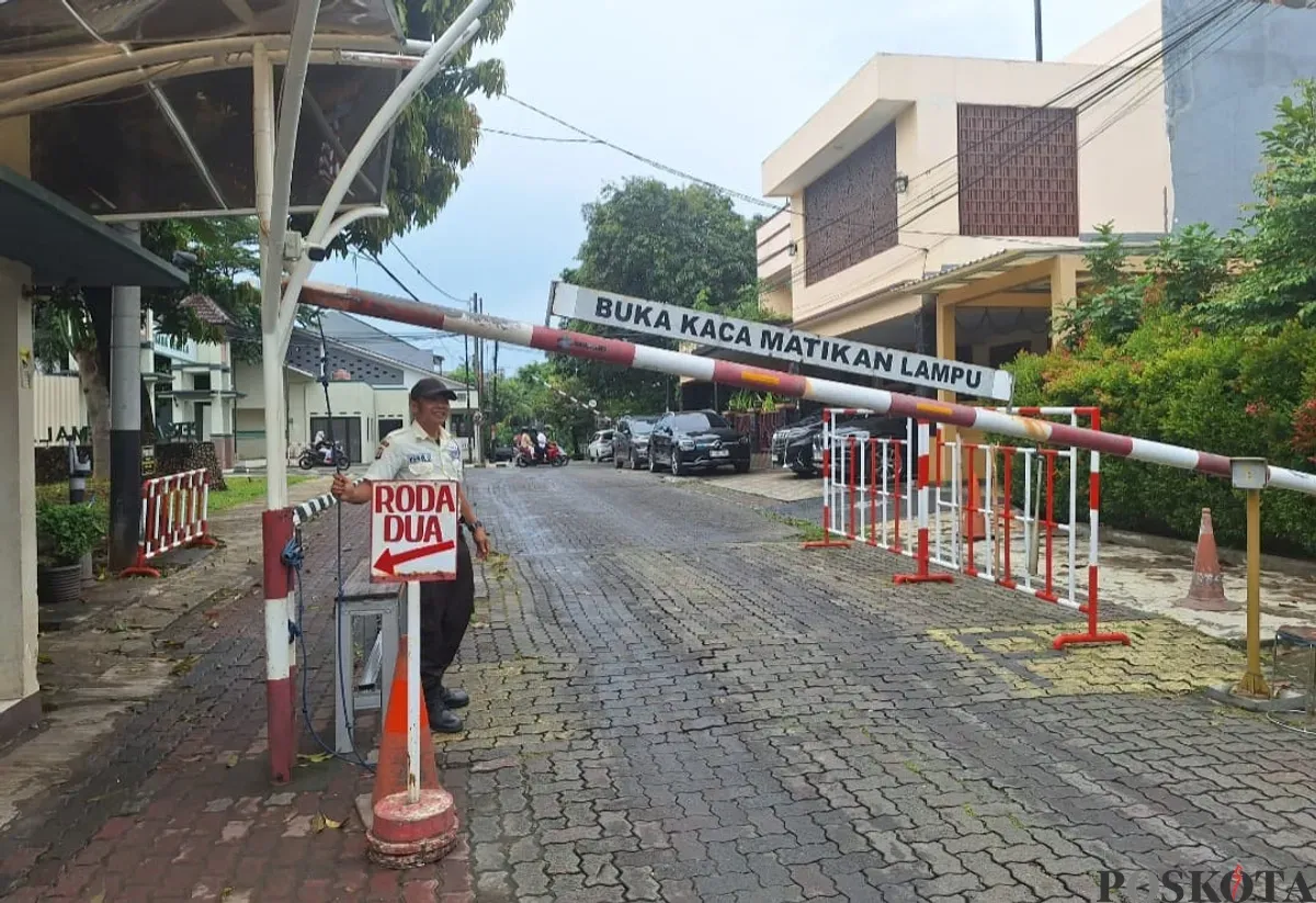 Sekuriti Kompleks Kamala Persada, Jakapermai, Bekasi Barat, saat berjaga di tiang portal, Sabtu, 18 Januari 2025. Di lokasi itu seorang maling tersungkur saat hendak bawa kabur motor milik warga. (Sumber: Poskota/Ihsan Fahmi)