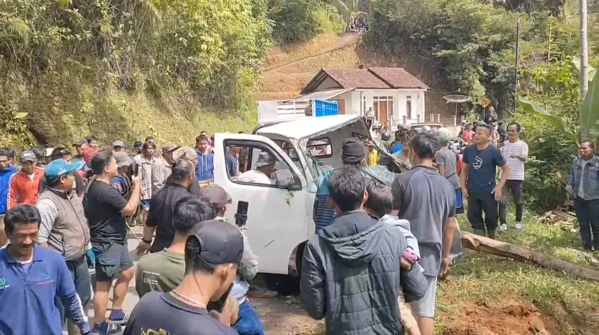 Warga berkerumun saat bangkai mobil pick up dievakuasi dari jurang sedalam 25 meter di jalur Garut - Pamengpeuk, kawasan Desa Karamatwangi, Kecamatan Cikajang, Sabtu, 18 Januari 2025. (Sumber: Dok. Humas Polres Garut)