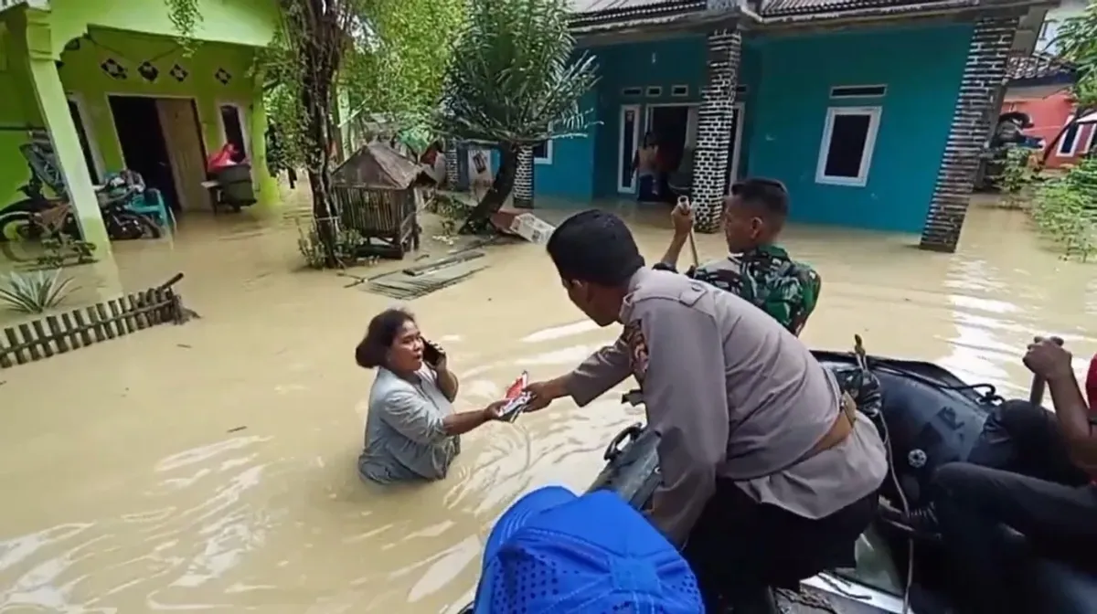 Seorang warga terdampak banjir di Kecamatan Sobang, Pandeglang, saat dievakuasi ke tempat pengungsian sementara. (Sumber: Dok. BPBD Pandeglang)