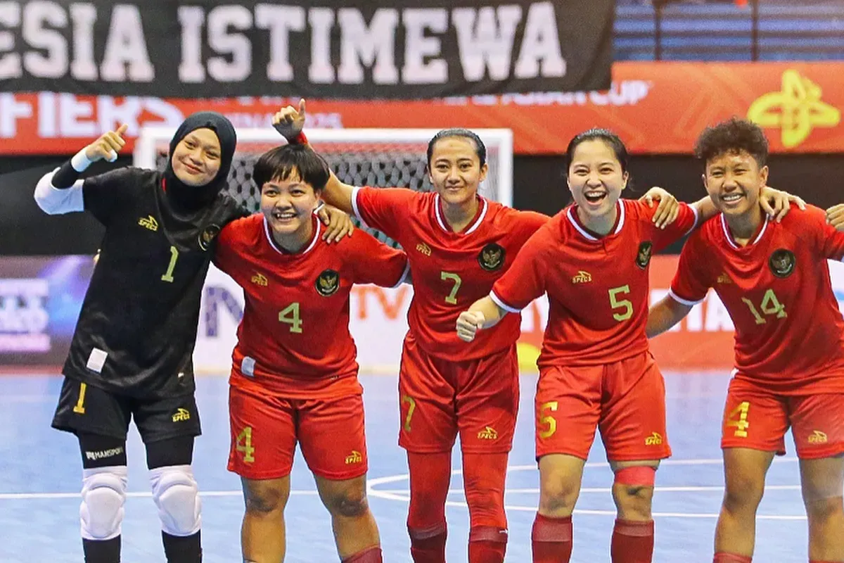 Timnas Indonesia melengkapi keberhasilan lolos ke putaran final Piala Asia Futsal Putri 2025 dengan kemenangan besar atas Hong Kong di laga terakhir babak kualifikasi. (Sumber: Instagram @federasifutsal_id)