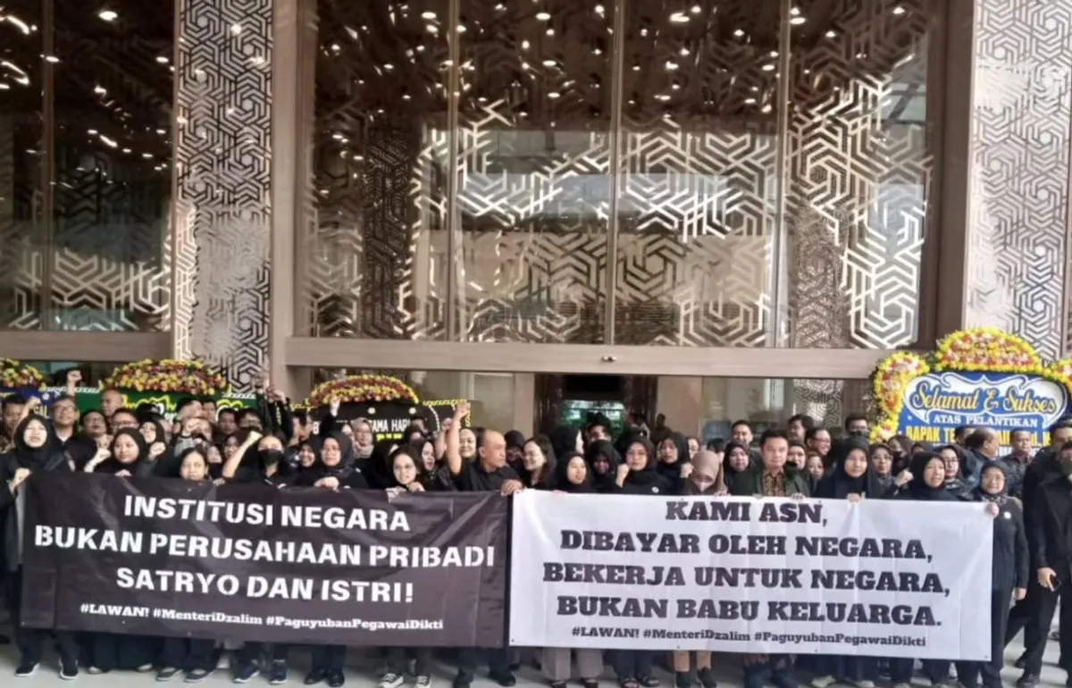 Ratusan karyawan Kementrian Mendiktisaintek menggelar aksi unjuk rasa terhadap Mendiktisaintek Satryo. (Sumber: Instagram @nalarpolitik)