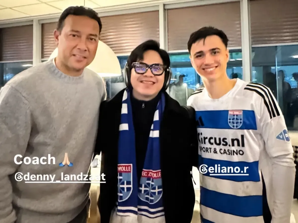 Dalam laga PEC Zwolle 
kontra PSV, Denny Landzaat pantau langsung perkembangan Eliano Reijnders. (Sumber: Tangkapan layar/Instagram @ichalhaq)