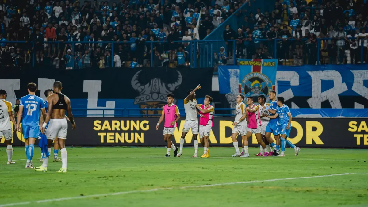 Momen pemain Dewa United, Altaf Ballah mendapat ujaran bernada rasis, pada pertandingan melawan Persib di pekan ke-19 Liga 1 2024-25. (Sumber: dewaunited.com | Foto: dewaunited.com)