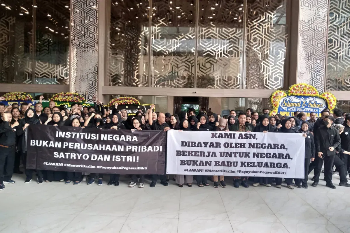 Puluhan pegawai ASN Kemendiktisaintek melakukan demo pada Menteri Satryo Soemantri Brodjonegoro. (Sumber: X/@BudiBukanIntel)