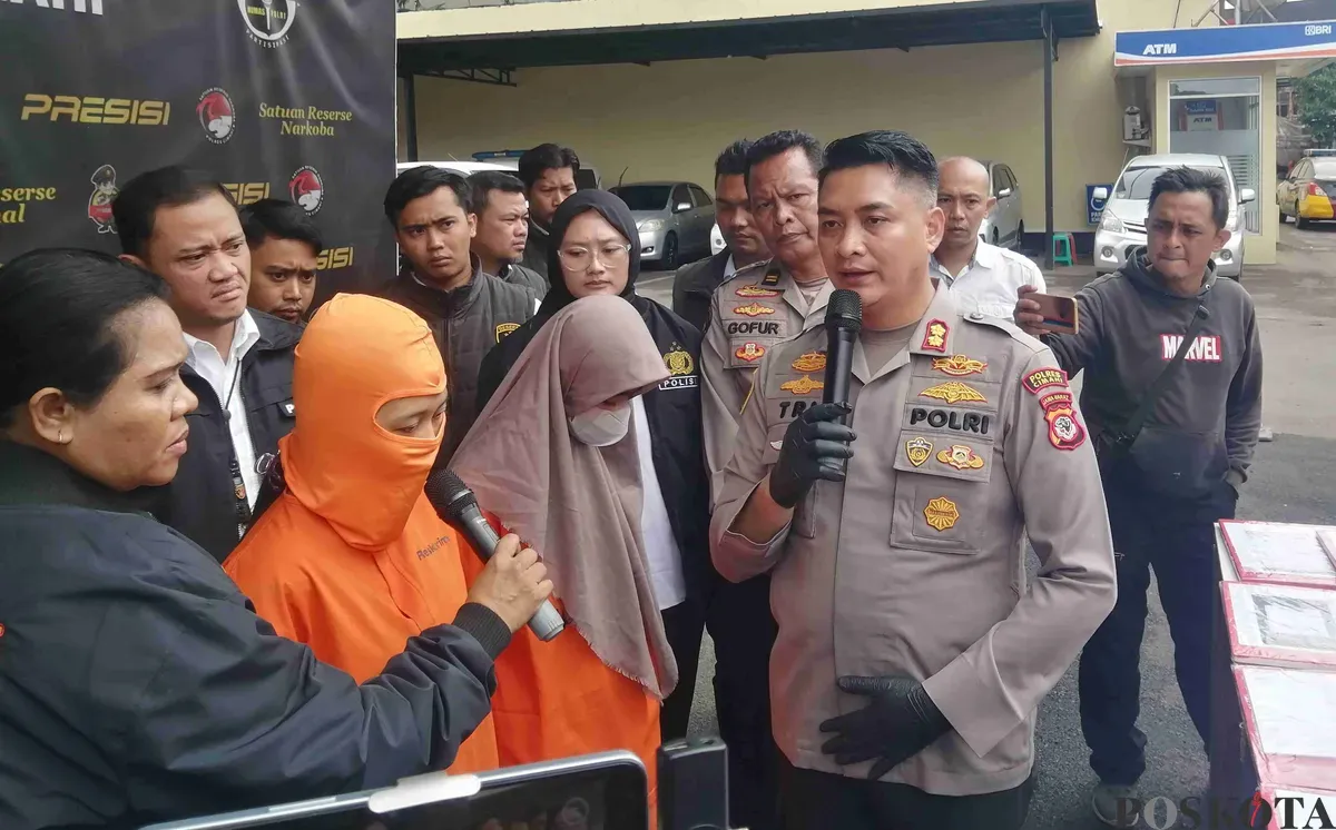 Kapolres Cimahi AKBP Tri Suhartanto, menanyai tersangka kasus penipuan arisan online fiktif di Mako Polres Cimahi, Jalan Amir Machmud, Senin 20 Januari 2025. (Sumber: Poskota/Gatot Poedji Utomo)