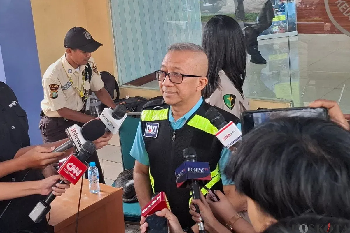 Kabid Yan Dokpol RS Polri Kramat Jati,Kombes Hery Wijatmoko memberikan perkembangan korban kebakaran Glodok Plaza di Lobby Pelayanan DVI RS Polri, Kramat Jati, Jakarta Timur, Senin, 20 Januari 2025. (Sumber: Poskota/Angga Pahlevi)