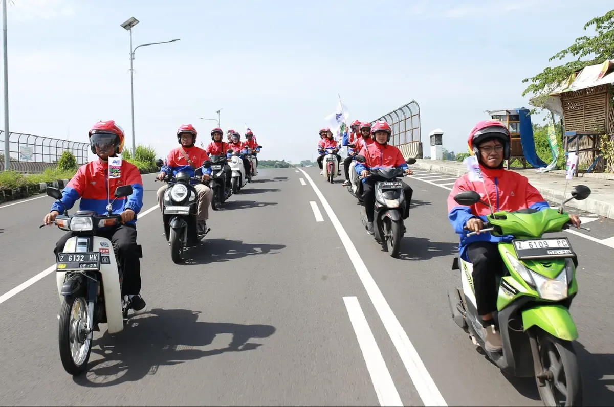 Tampilan baru para kurir JNE menggunakan jaket dan helm buatan lokal. (Sumber: Dok. JNE)