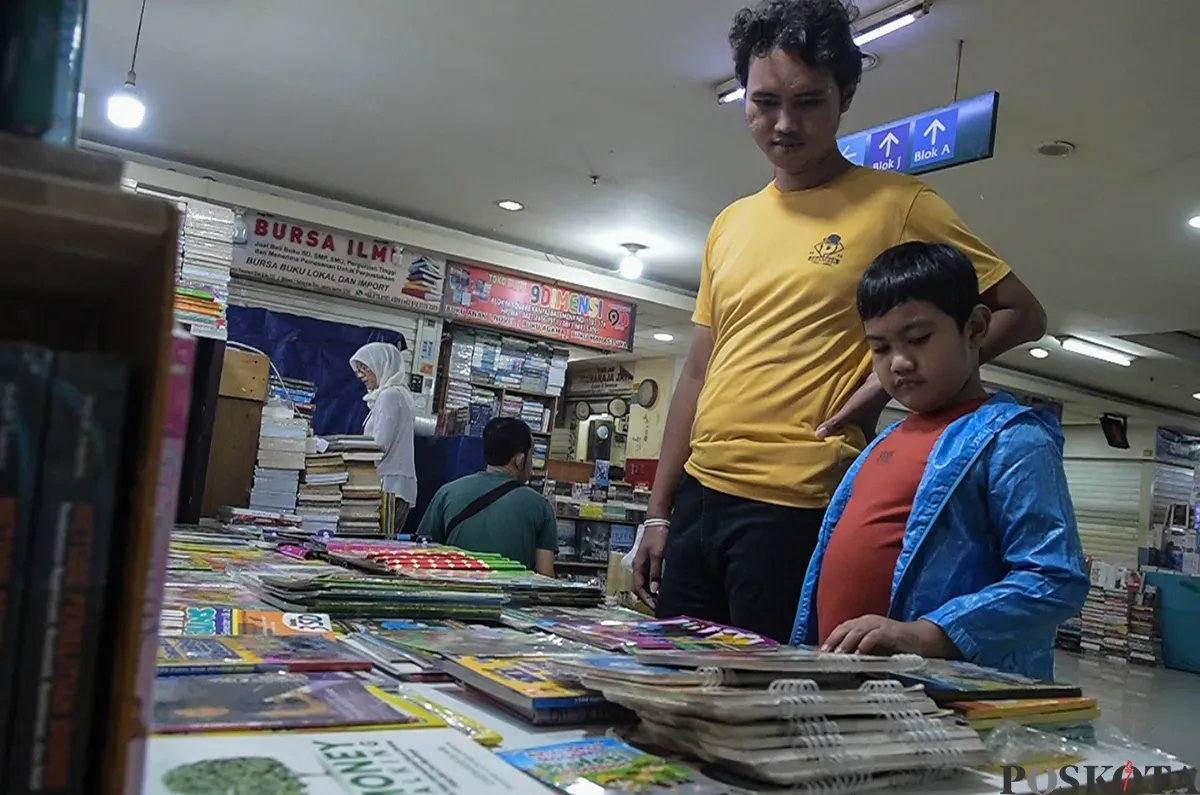 Pengunjung memilah dan memilih buku bekas yang akan dibelinya di sejumlah di toko buku di kawasan Blok M Square, Jakarta, Senin, 20 Januari 2025. (Sumber: Poskoata/ Bilal Nugraha Ginanjar)