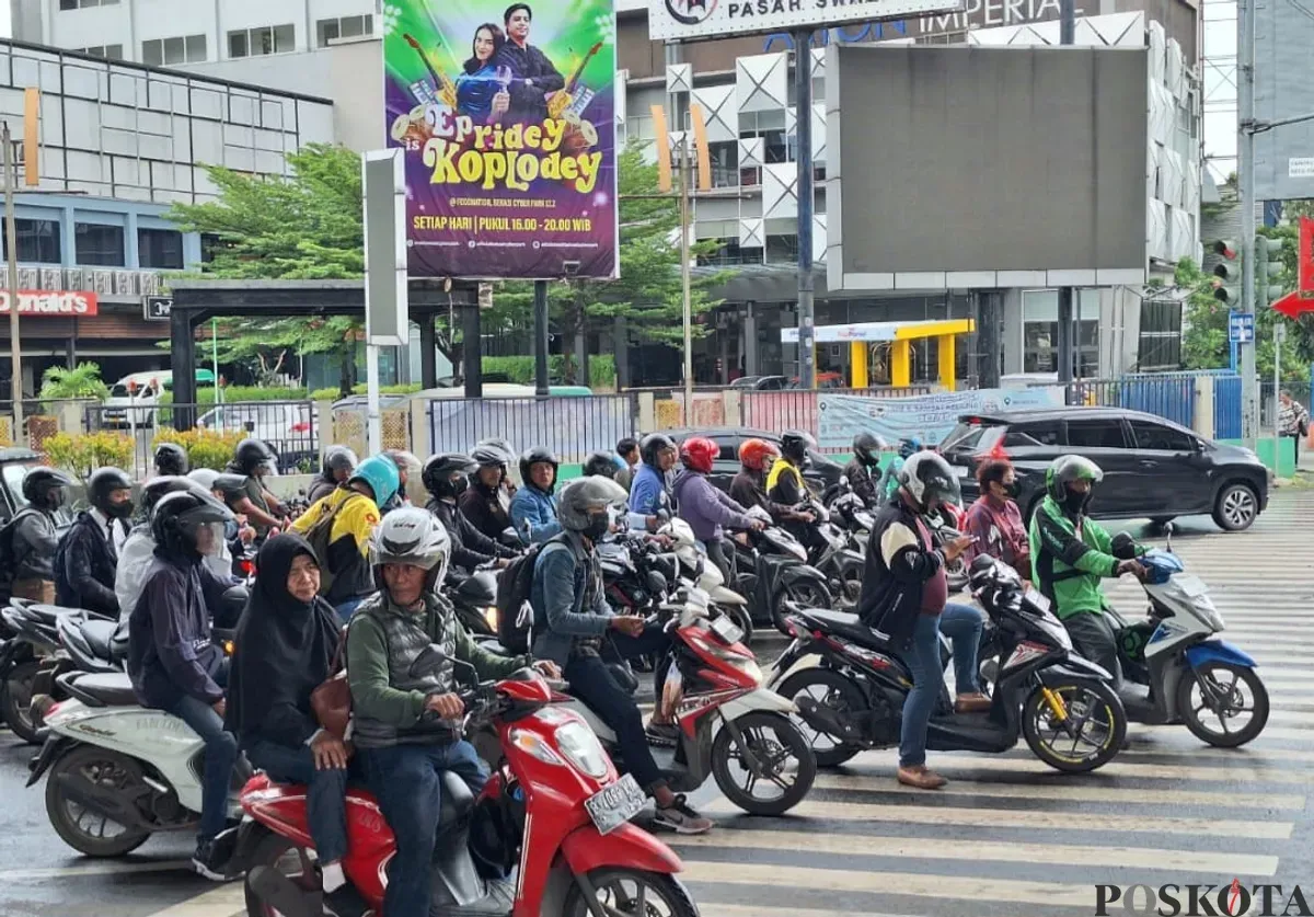 Pengendara saat hendak melintas di persimpangan BCP Mall, Bekasi Selatan, Kota Bekasi, Senin, 20 Januari 2025. (Sumber: Poskota/Ihsan Fahmi)