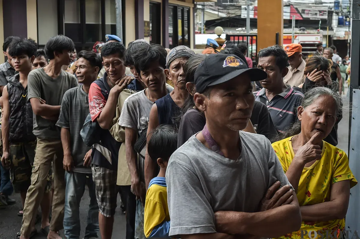 Sejumlah warga pengungsi kebakaran kemayoran berkumpul di Posko Bencana Polres Metropolitan, Jakarta Pusat, Selasa, 21 Desember 2025. (Sumber: Poskoata/ Bilal Nugraha Ginanjar)