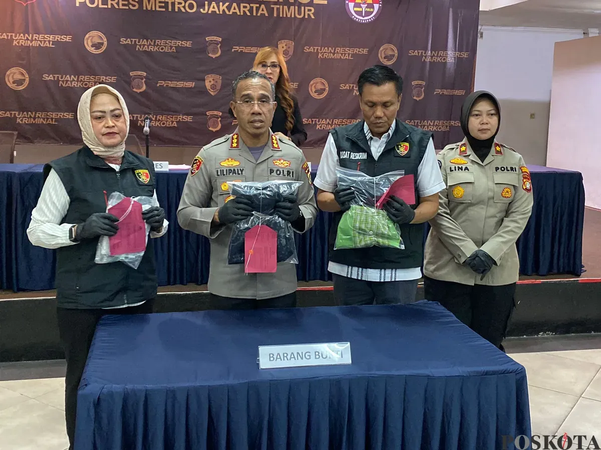 Kapolres Metro Jakarta Timur Komisaris Besar Polisi Nicolas Ary Lilipaly saat menggelar konferensi pers, di Polres Metro Jakarta Timur, Selasa, 21 Januari 2025. (Sumber: Poskota/Ali Mansur)