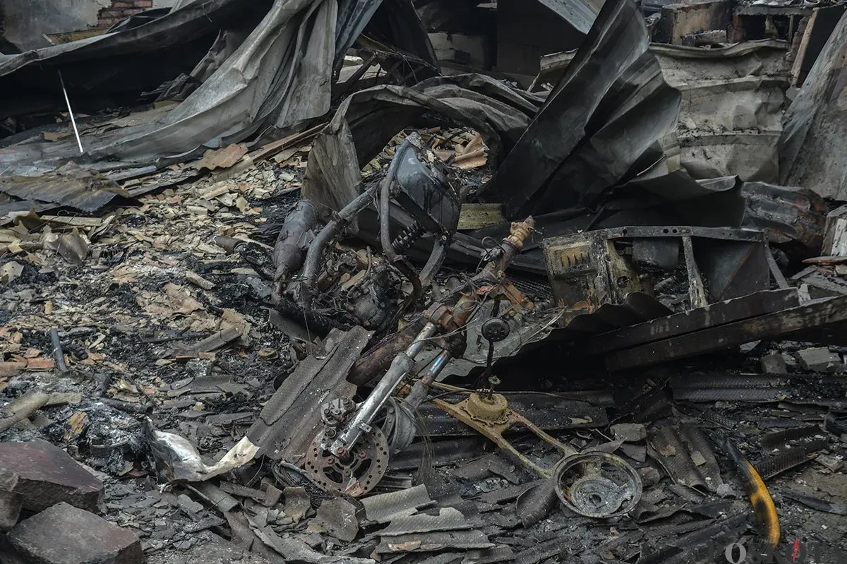 Sejumlah warga menyaksikan proses pendinginan terhadap puing-puing rumah yang terbakar yang dilakukan oleh petugas pemadam kebakaran usai terjadi musibah kebakaran di permukiman padat penduduk di Jalan Kemayoran Gempol, Kemayoran, Jakarta, Selasa, 21 Januari 2025. (Sumber: Poskota/ Bilal Nugraha Ginanjar)