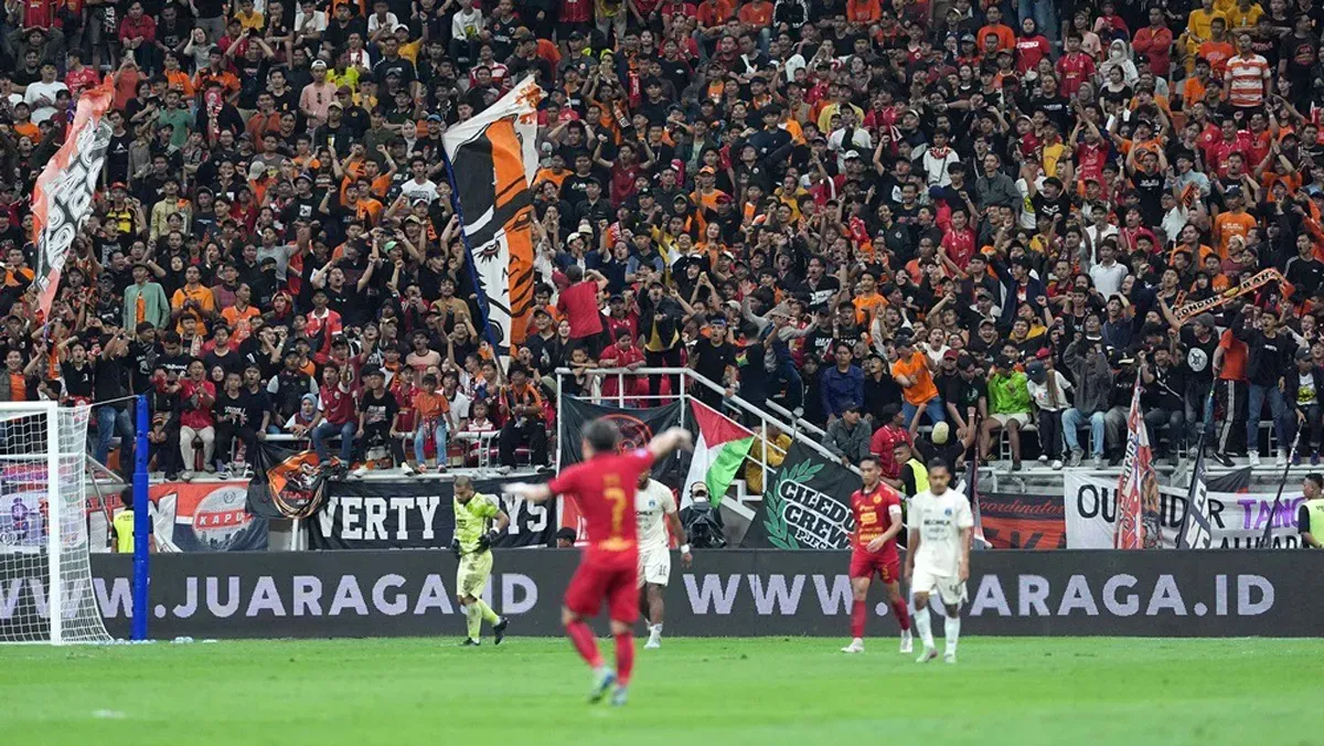 Jakmania memenuhi tribune Jakarta International Stadium saat Persija Jakarta menghadapi Persita Tangerang di pekan 19 Liga 1 2024-25. (Sumber: Persija.id)