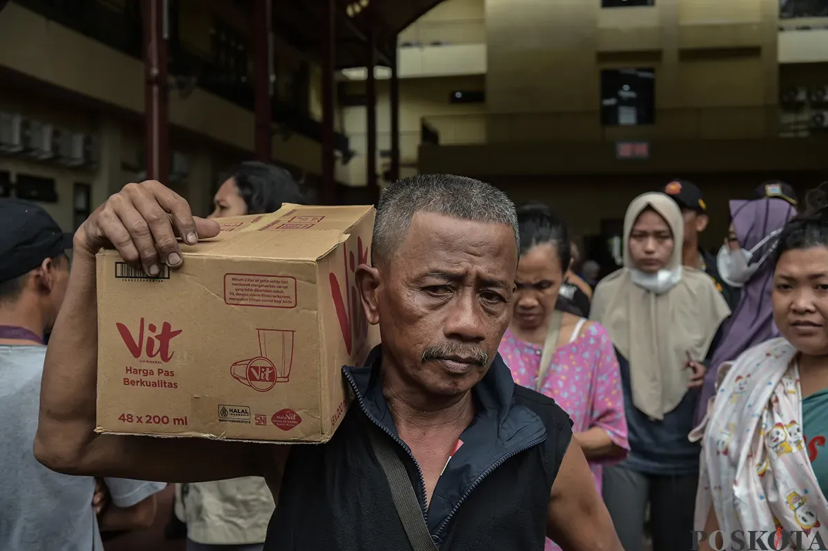 Sejumlah warga pengungsi kebakaran kemayoran berkumpul di Posko Bencana Polres Metropolitan, Jakarta Pusat, Selasa, 21 Desember 2025. (Sumber: Poskoata/ Bilal Nugraha Ginanjar)