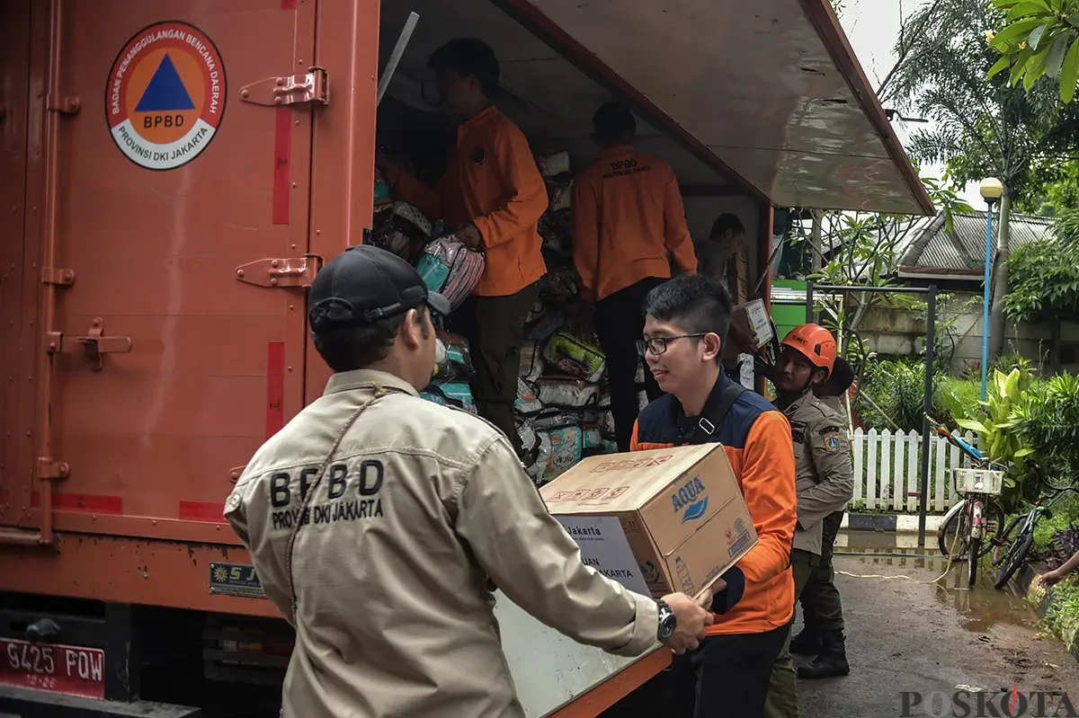 Sejumlah warga pengungsi kebakaran kemayoran berkumpul di Posko Bencana Polres Metropolitan, Jakarta Pusat, Selasa, 21 Desember 2025. (Sumber: Poskoata/ Bilal Nugraha Ginanjar)