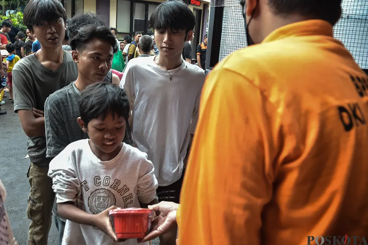 Sejumlah warga pengungsi kebakaran kemayoran berkumpul di Posko Bencana Polres Metropolitan, Jakarta Pusat, Selasa, 21 Desember 2025. (Sumber: Poskoata/ Bilal Nugraha Ginanjar)