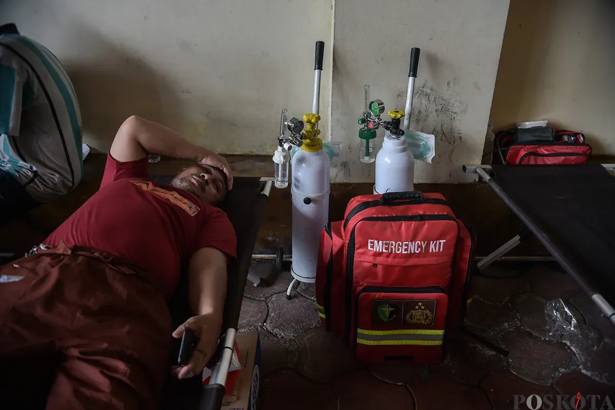 Sejumlah warga pengungsi kebakaran kemayoran berkumpul di Posko Bencana Polres Metropolitan, Jakarta Pusat, Selasa, 21 Desember 2025. (Sumber: Poskoata/ Bilal Nugraha Ginanjar)