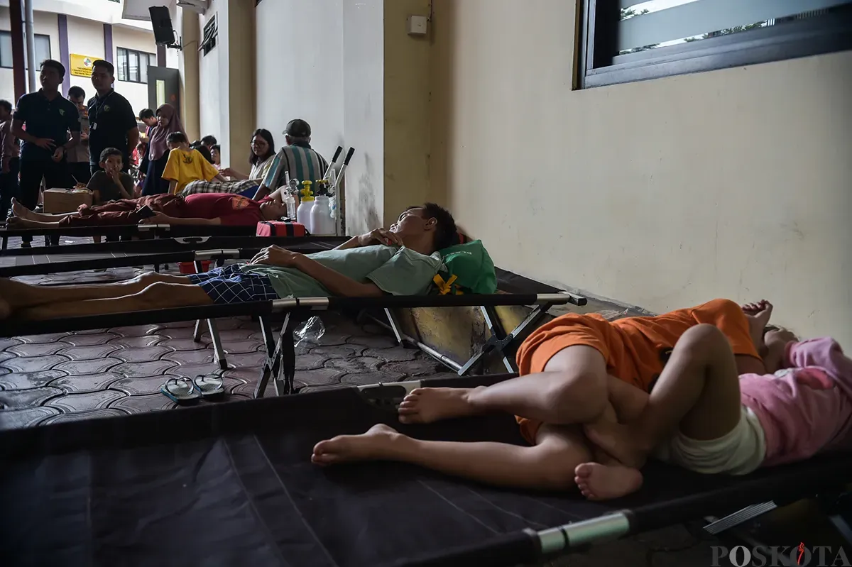 Sejumlah warga pengungsi kebakaran kemayoran berkumpul di Posko Bencana Polres Metropolitan, Jakarta Pusat, Selasa, 21 Desember 2025. (Sumber: Poskoata/ Bilal Nugraha Ginanjar)