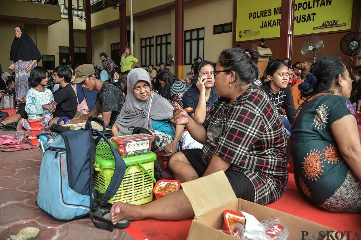 Sejumlah warga pengungsi kebakaran kemayoran berkumpul di Posko Bencana Polres Metropolitan, Jakarta Pusat, Selasa, 21 Desember 2025. (Sumber: Poskoata/ Bilal Nugraha Ginanjar)