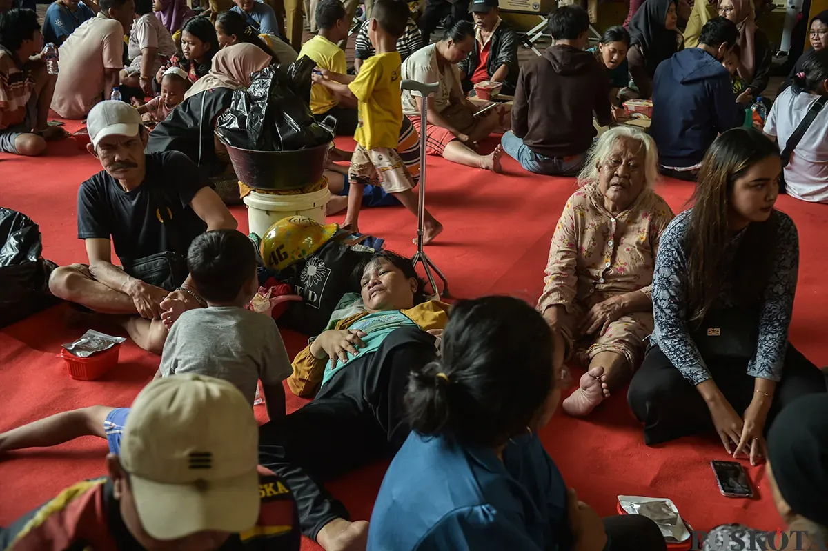 Sejumlah warga pengungsi kebakaran kemayoran berkumpul di Posko Bencana Polres Metropolitan, Jakarta Pusat, Selasa, 21 Desember 2025. (Sumber: Poskoata/ Bilal Nugraha Ginanjar)