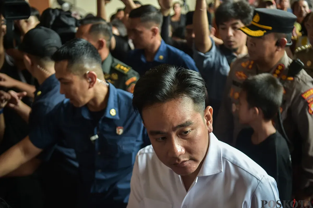 Wakil Presiden (Wapres), Gibran Rakabuming Raka (baju putih), menyapa sejumlah warga yang terdampak kebakaran di permukiman padat penduduk, Kemayoran, Jakarta, Selasa, 21 Januari 2025. (Sumber: Poskoata/ Bilal Nugraha Ginanjar)