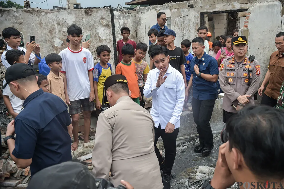 Wakil Presiden (Wapres), Gibran Rakabuming Raka (baju putih), menyapa sejumlah warga yang terdampak kebakaran di permukiman padat penduduk, Kemayoran, Jakarta, Selasa, 21 Januari 2025. (Sumber: Poskoata/ Bilal Nugraha Ginanjar)