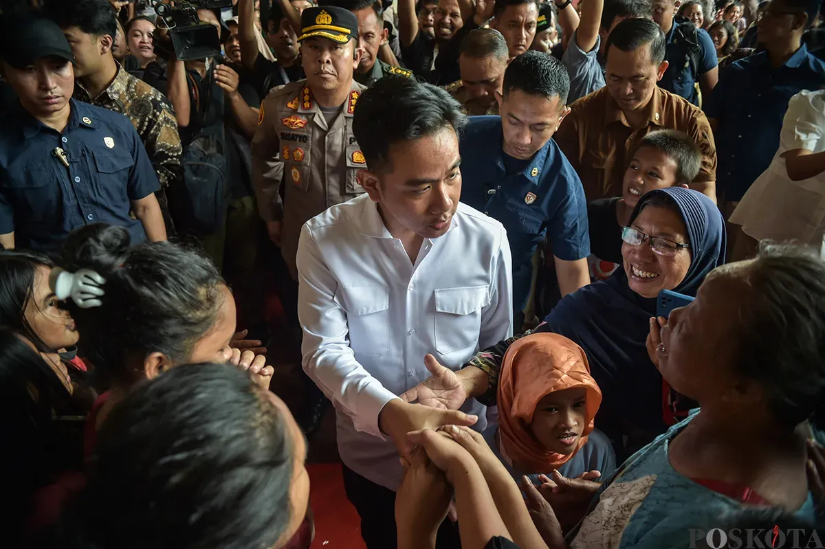 Wakil Presiden (Wapres), Gibran Rakabuming Raka (baju putih), menyapa sejumlah warga yang terdampak kebakaran di permukiman padat penduduk, Kemayoran, Jakarta, Selasa, 21 Januari 2025. (Sumber: Poskoata/ Bilal Nugraha Ginanjar)