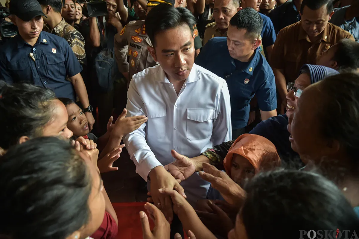 Wakil Presiden (Wapres), Gibran Rakabuming Raka (baju putih), menyapa sejumlah warga yang terdampak kebakaran di permukiman padat penduduk, Kemayoran, Jakarta, Selasa, 21 Januari 2025. (Sumber: Poskoata/ Bilal Nugraha Ginanjar)