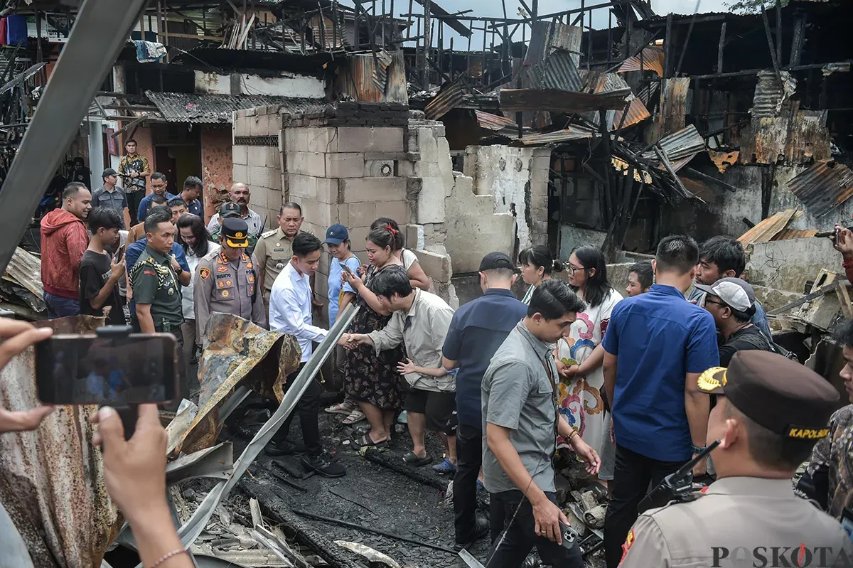 Wakil Presiden (Wapres), Gibran Rakabuming Raka (baju putih), menyapa sejumlah warga yang terdampak kebakaran di permukiman padat penduduk, Kemayoran, Jakarta, Selasa, 21 Januari 2025. (Sumber: Poskoata/ Bilal Nugraha Ginanjar)