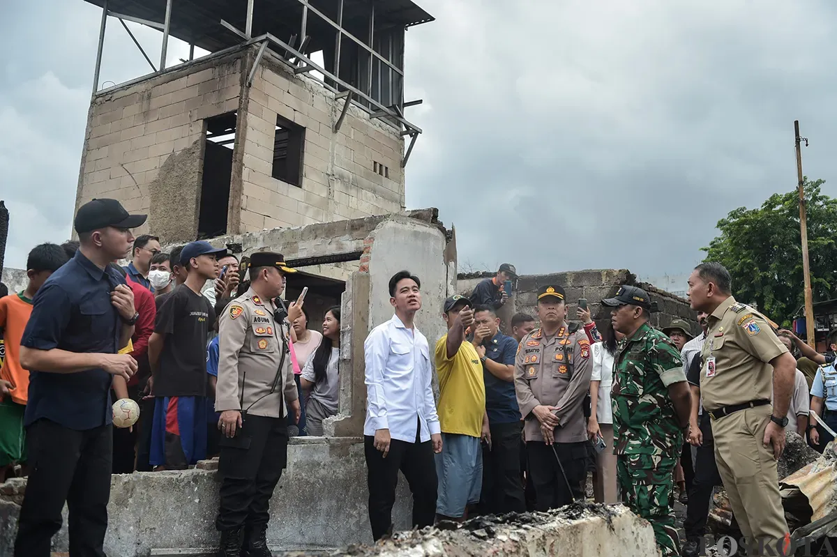 Wakil Presiden (Wapres), Gibran Rakabuming Raka (baju putih), menyapa sejumlah warga yang terdampak kebakaran di permukiman padat penduduk, Kemayoran, Jakarta, Selasa, 21 Januari 2025. (Sumber: Poskoata/ Bilal Nugraha Ginanjar)
