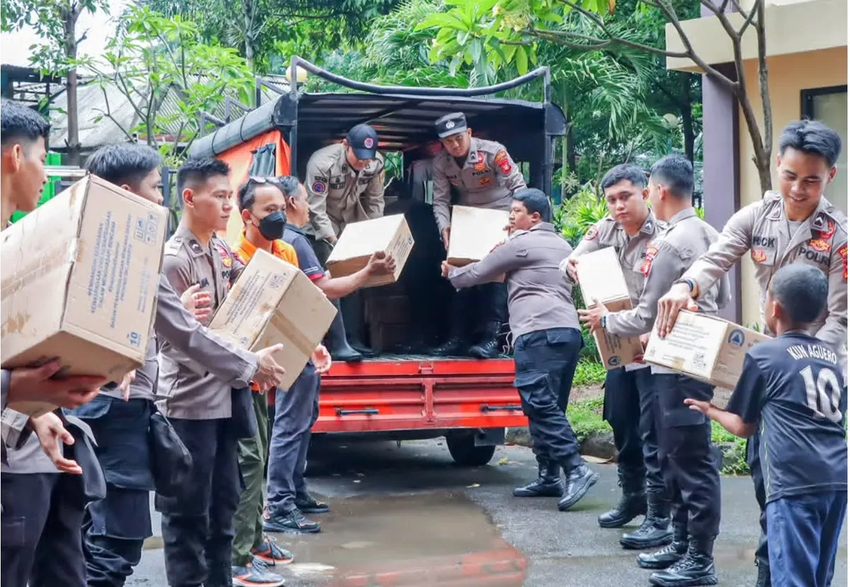 Tiga dapur umum didirikan Polres Metro Jakarta Pusat untuk para korban kebakaran di wilayah Kemayoran. (Sumber: Dok Humas Polres Metro Jakarta Pusat)