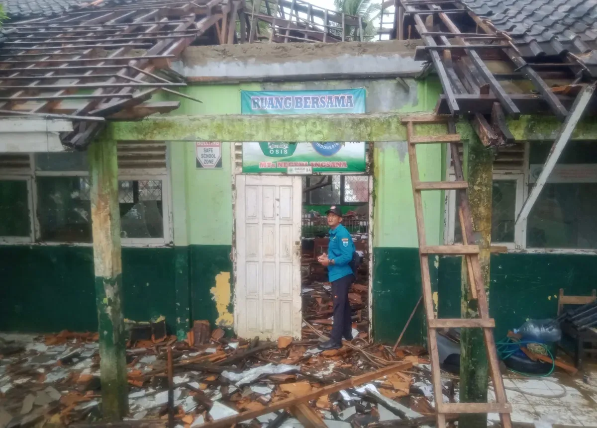 Kondisi gedung sekolah MTSN 7 di Kecamatan Angsana yang ambruk akibat diguyur hujan. (Sumber: Dok. KSB Pandeglang)