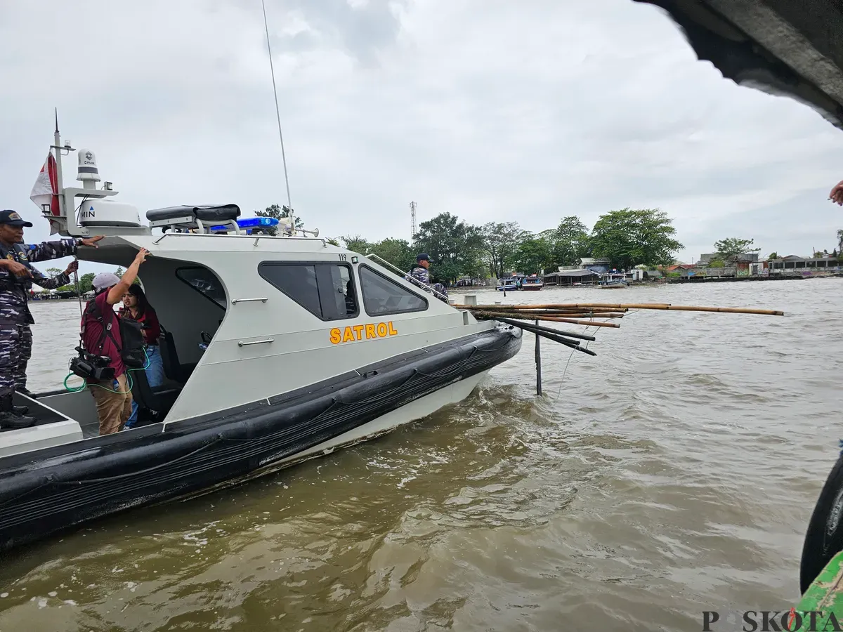 Kapal Satrol TNI Angkatan Laut saat membawa bambu yang dijadikan sebagai pagar laut. (Sumber: Poskota/Veronica Prasetio)