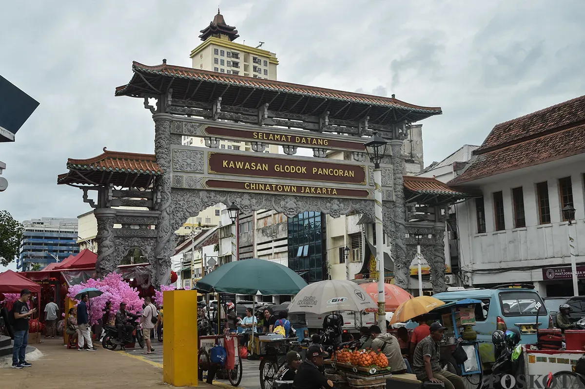 Sejumlah calon pembeli mulai memadati lapak penjual pernak-pernik dan aksesoris khas masyarakat keturunan Tionghoa jelang perayaan Tahun Baru Imlek 2576/2025 (Sumber: Poskota/ Bilal Nugraha Ginanjar)