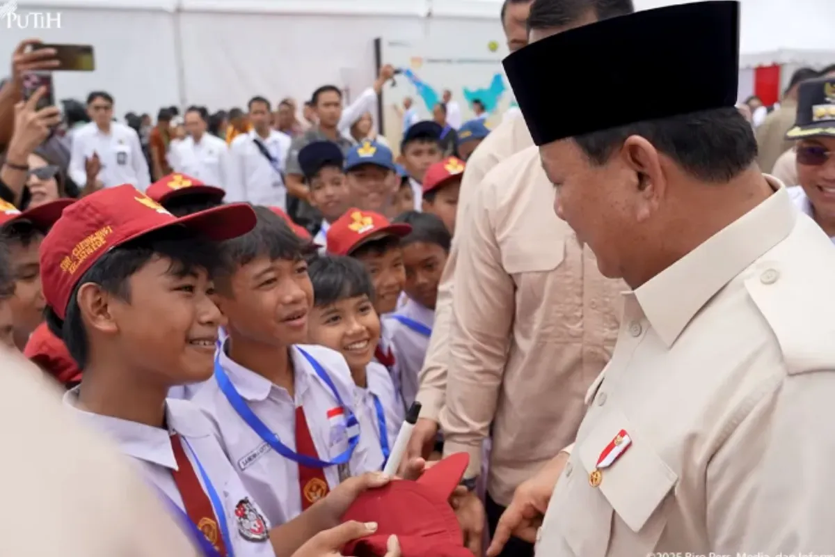 Momen Prabowo Subianto menolak memberikan tanda tangan ke siswa SD karena takut mengotori topi sekolahnya. (Sumber: Tangkap Layar YouTube/Sekretariat Presiden)