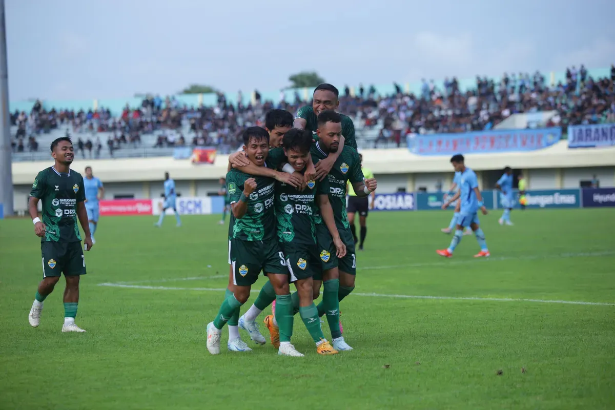 Skuad PSKC Cimahi melakukan selebrasi usai mencetak gol penyeimbang saat hadapi Persela Lamongan, di babak 8 besar Liga 2 2024-25. (Foto: Media Officer PSKC Cimahi)