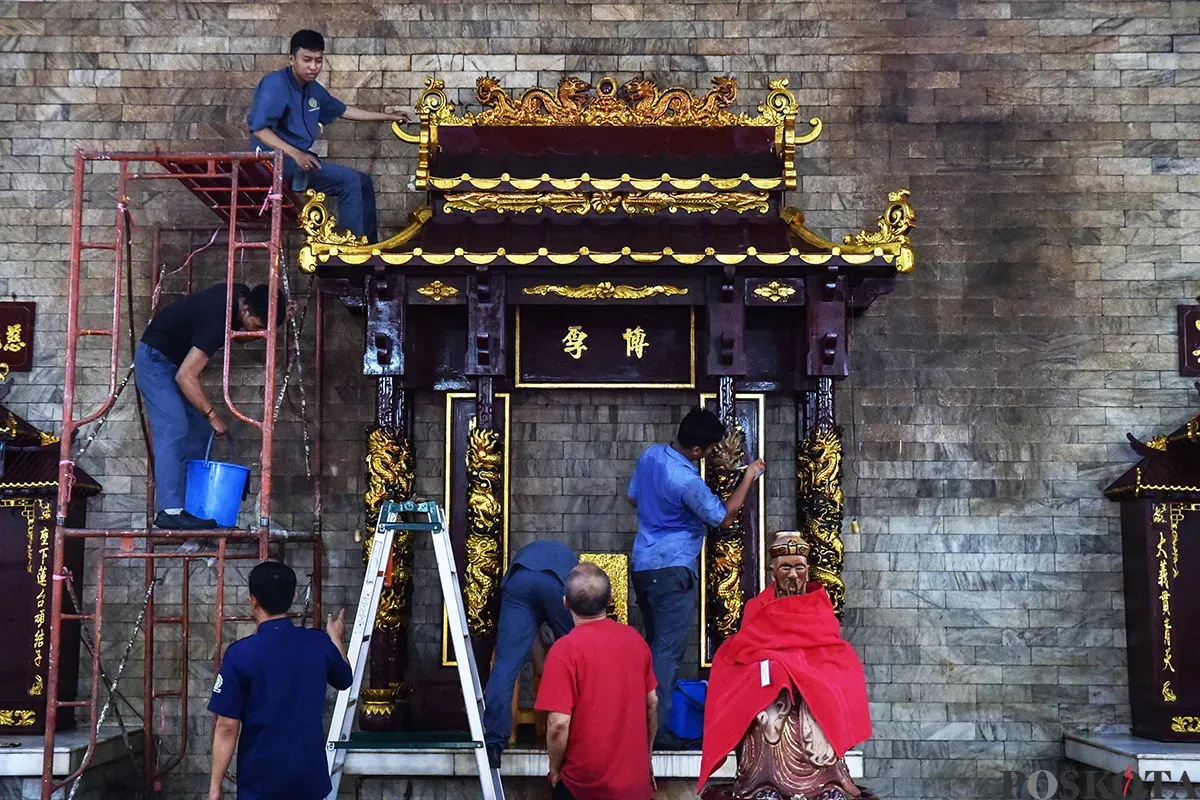 Umat Khonghucu dan warga Tionghoa melakukan ritual cuci rupang (membersihkan patung dewa-dewi) di Wihara Amurva Bhumi,  Karet, Jakarta, Rabu, 22 Januari 2025. (Sumber: Poskota/ Bilal Nugraha Ginanjar)