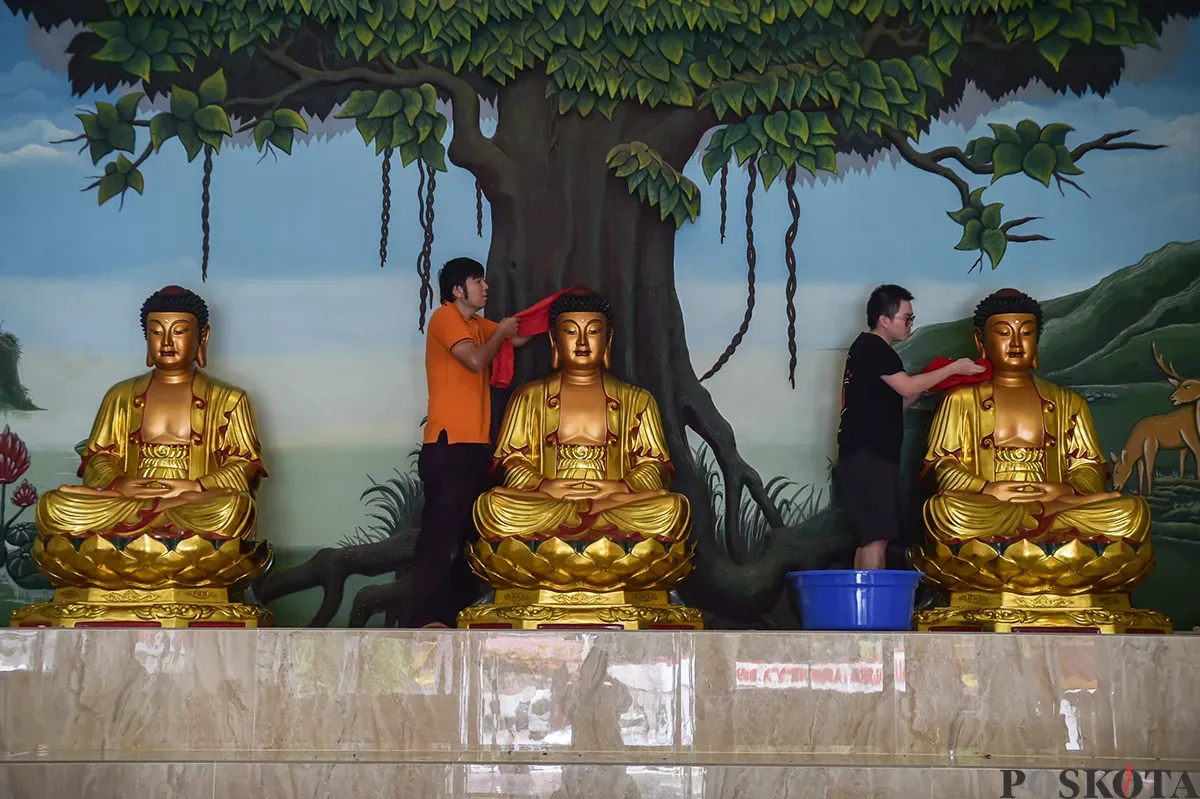 Umat Khonghucu dan warga Tionghoa melakukan ritual cuci rupang (membersihkan patung dewa-dewi) di Wihara Amurva Bhumi,  Karet, Jakarta, Rabu, 22 Januari 2025. (Sumber: Poskota/ Bilal Nugraha Ginanjar)