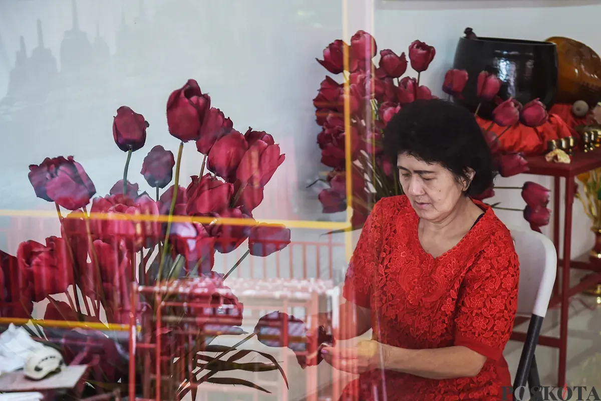 Umat Khonghucu dan warga Tionghoa melakukan ritual cuci rupang (membersihkan patung dewa-dewi) di Wihara Amurva Bhumi,  Karet, Jakarta, Rabu, 22 Januari 2025. (Sumber: Poskota/ Bilal Nugraha Ginanjar)