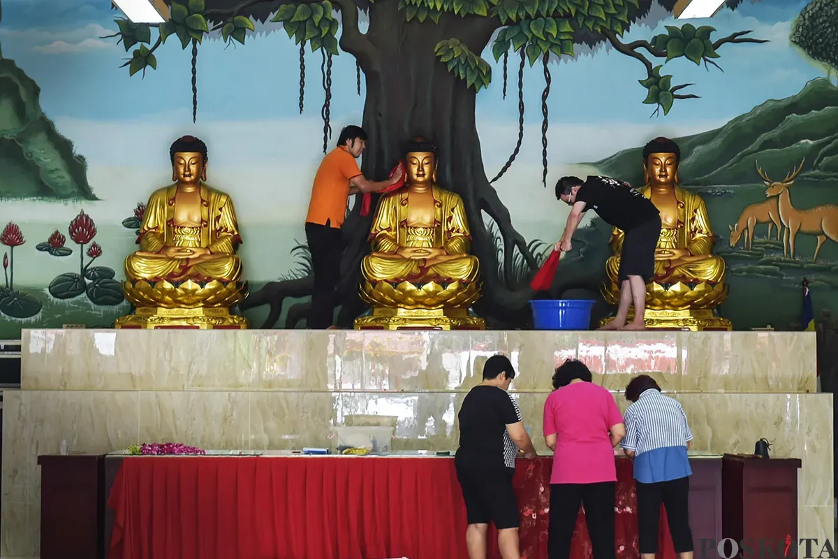 Umat Khonghucu dan warga Tionghoa melakukan ritual cuci rupang (membersihkan patung dewa-dewi) di Wihara Amurva Bhumi,  Karet, Jakarta, Rabu, 22 Januari 2025. (Sumber: Poskota/ Bilal Nugraha Ginanjar)