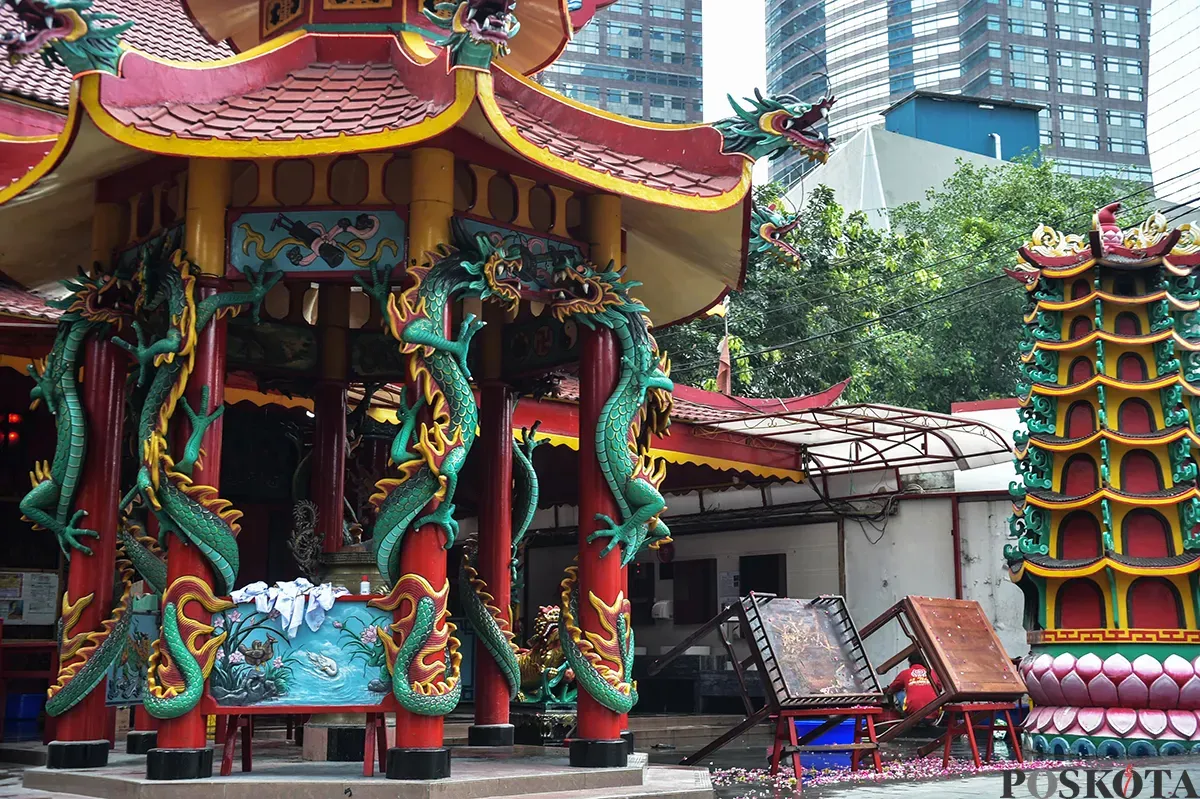 Umat Khonghucu dan warga Tionghoa melakukan ritual cuci rupang (membersihkan patung dewa-dewi) di Wihara Amurva Bhumi,  Karet, Jakarta, Rabu, 22 Januari 2025. (Sumber: Poskota/ Bilal Nugraha Ginanjar)